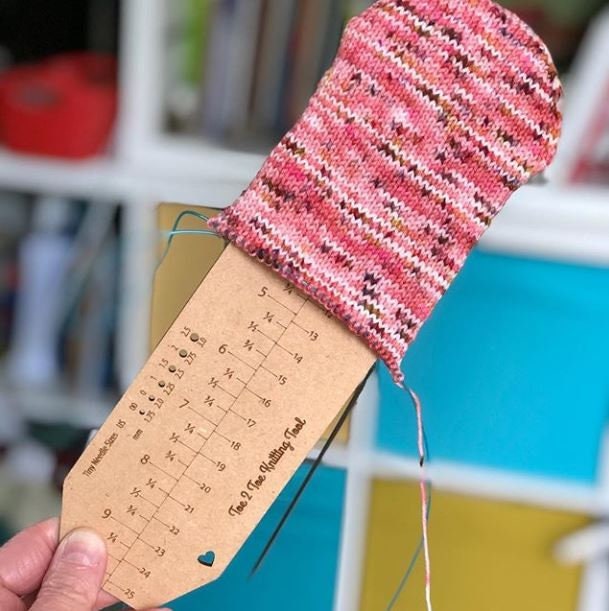 Toe2Toe Knitting tool for Sock Knitting, Kitchener Stitch and bind off Instructions. Knitting Tool for socks. Sock Knitting measuring ruler
