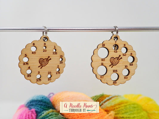 Tiny Needle Gauge zipper pull. Bamboo knitting needle gauge. Needle sizer for knitting needles. Zipper pull knitting bag