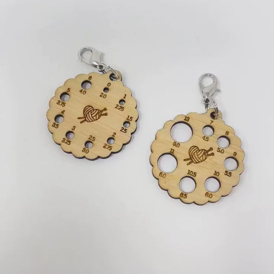 Tiny Needle Gauge zipper pull. Bamboo knitting needle gauge. Needle sizer for knitting needles. Zipper pull knitting bag